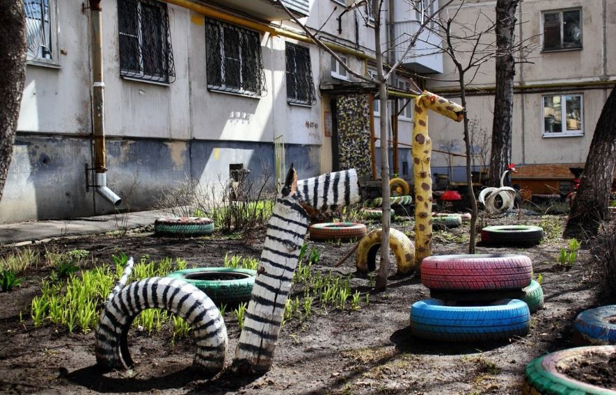 Крайне опасны для детей: экологи призывают херсонцев убрать из дворов “украшения” из старых шин