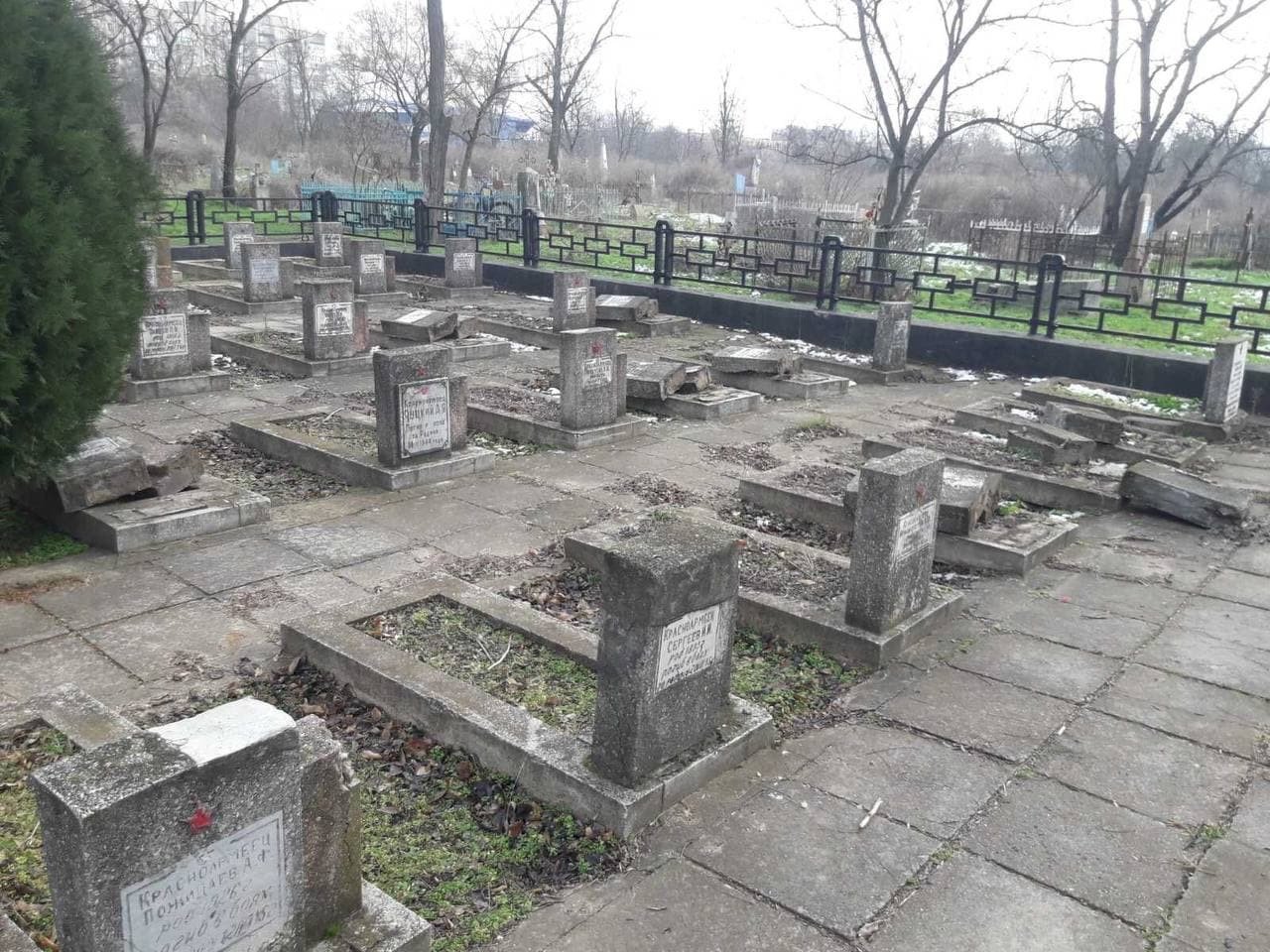 Мэр Херсона помог общественникам в сборе средств для восстановления разрушенного мемориального кладбища