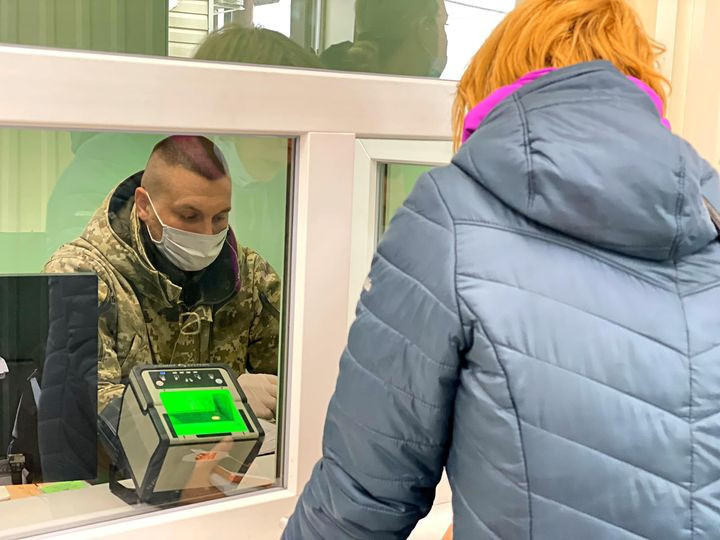 На КПВВ “Чонгар” из Херсонщины не выпустили гражданку с липовым паспортом