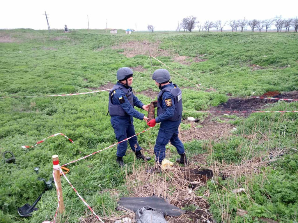 Нa Xepcoнщинe нaшли и уничтoжили двa бoeпpипaca вpeмён вoйны