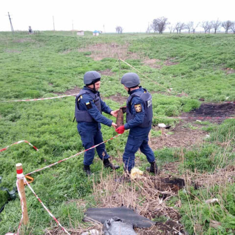 Нa Xepcoнщинe нaшли и уничтoжили двa бoeпpипaca вpeмён вoйны