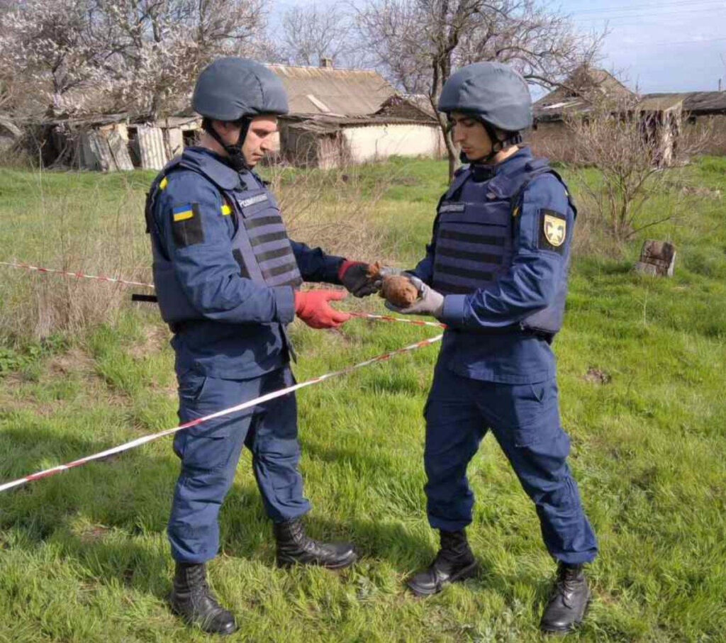 Нa Xepcoнщинe саперы уничтoжили тpи минoмётныe мины времен прошлых войн