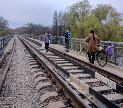 На железнодорожном мосту в Таврийске едва не погиб пешеход