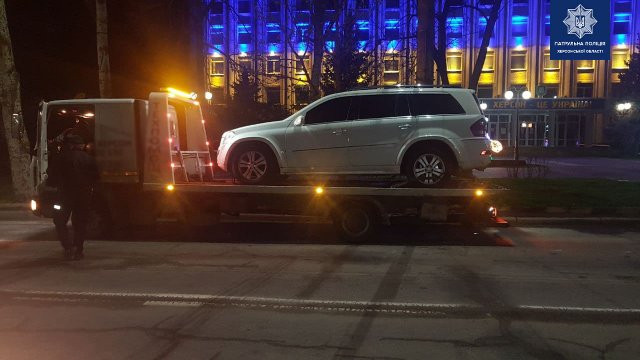 Патрульные задержали агрессивного пьяного херсонца за рулем внедорожника “Mercedes”