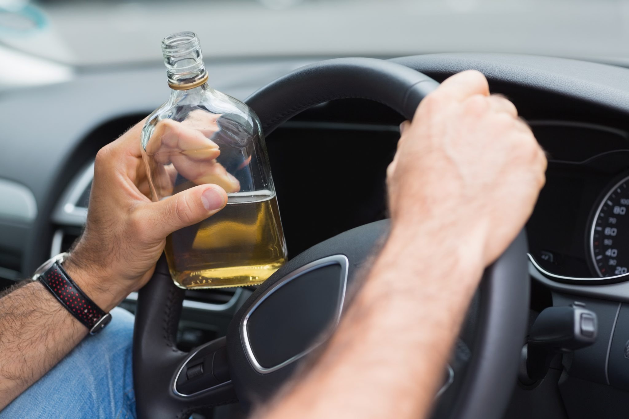 Пьяный херсонец предлагал патрульным взятку в 20 тысяч гривен: доза алкоголя в крови водителя в 7 раз превышала допустимую норму