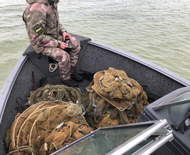 Пограничники обнаружили в заливе на Херсонщине браконьерские сети с уловом на более чем 2 миллиона гривен