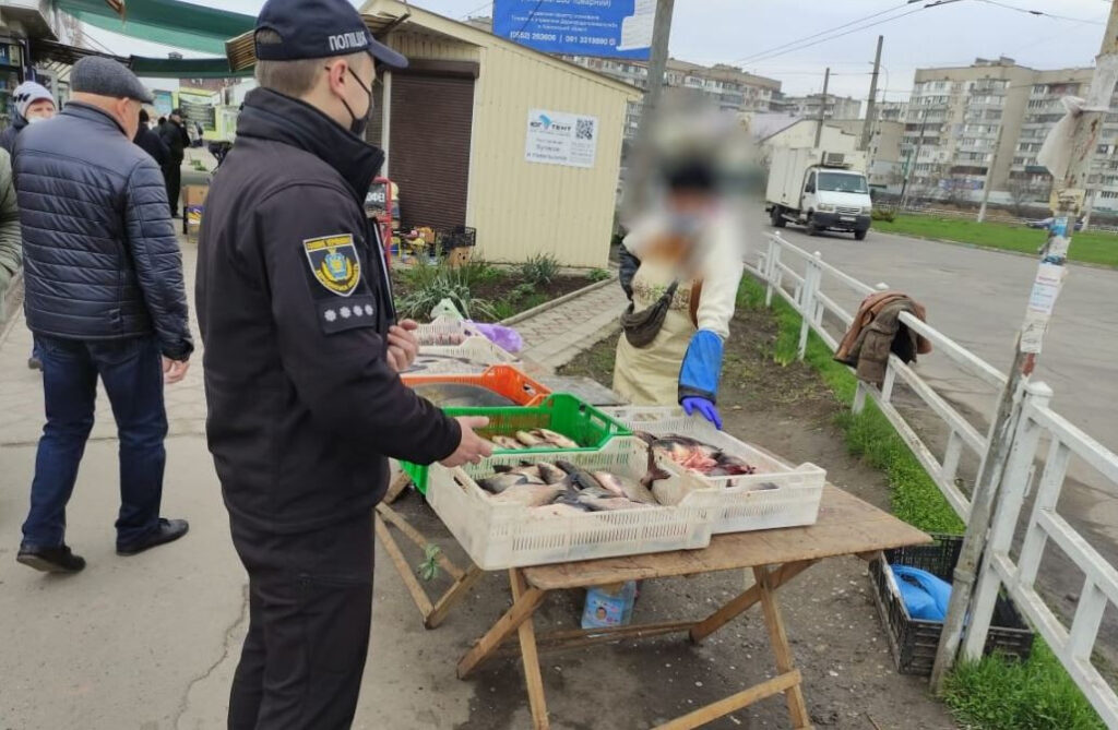 Полицейские продолжают проводить рейды против стихийной торговли в Херсоне