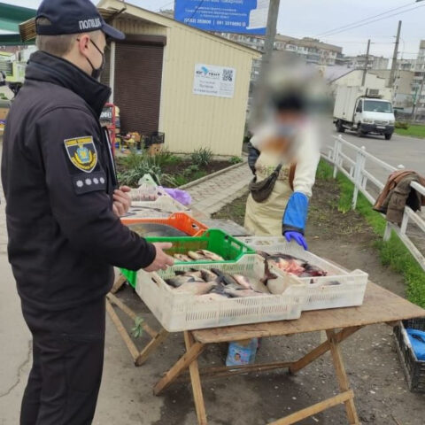 Полицейские продолжают проводить рейды против стихийной торговли в Херсоне