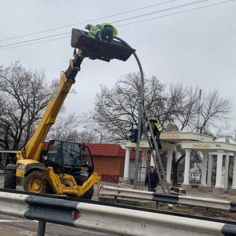 Ремонт светофора в Чернобаевке превратился в экстремальное шоу