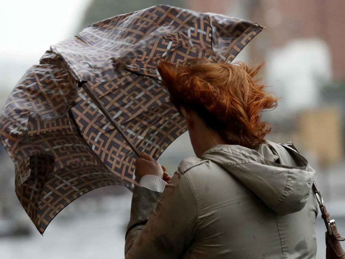 Сильный ветер и дожди: в Украине объявили штормовое предупреждение