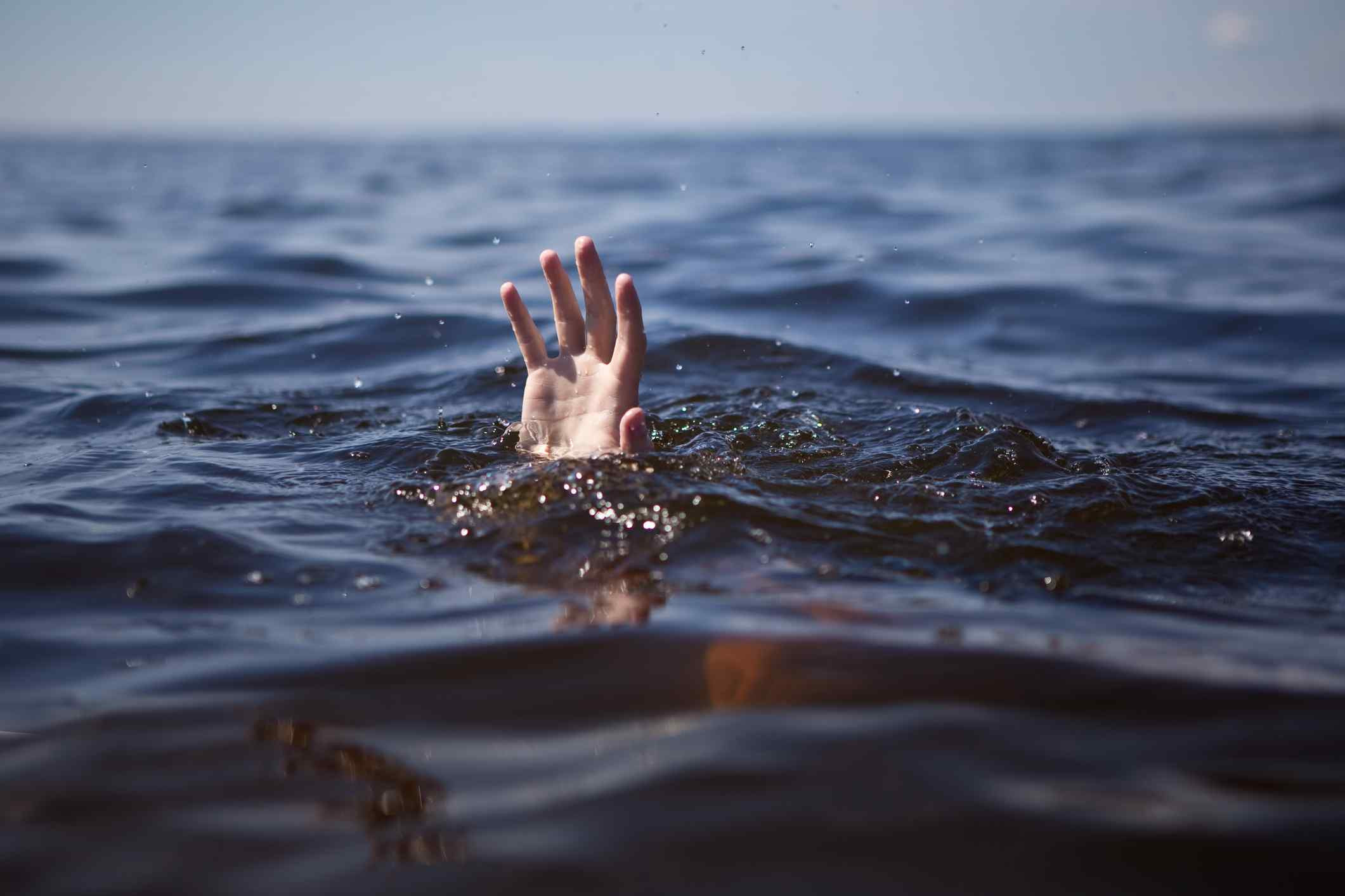 Смерть на воде: в Каховском водохранилище обнаружили тело утопленника