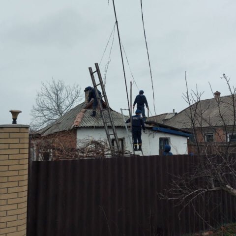 Спасатели ГСЧС Херсонщины проводят восстановительные работы в прифронтовых селах Донецкой области