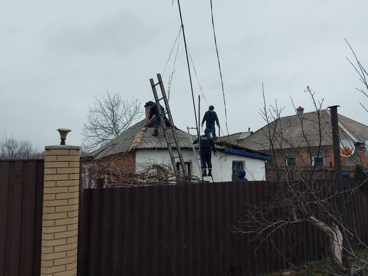 Спасатели ГСЧС Херсонщины проводят восстановительные работы в прифронтовых селах Донецкой области