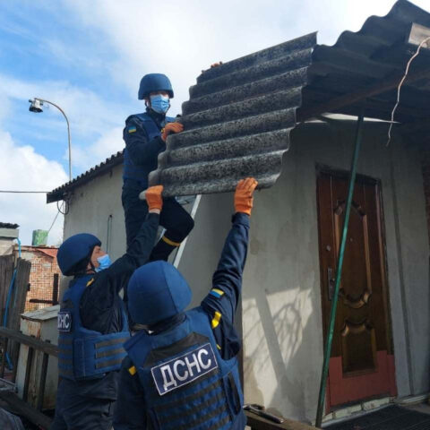 Спасатели Херсонщины помогают восстанавливать поврежденные дома на Донбассе