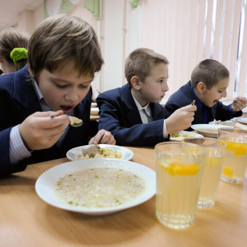Украинским школьникам полностью изменят меню: что приготовят и кто будет кормить наших детей