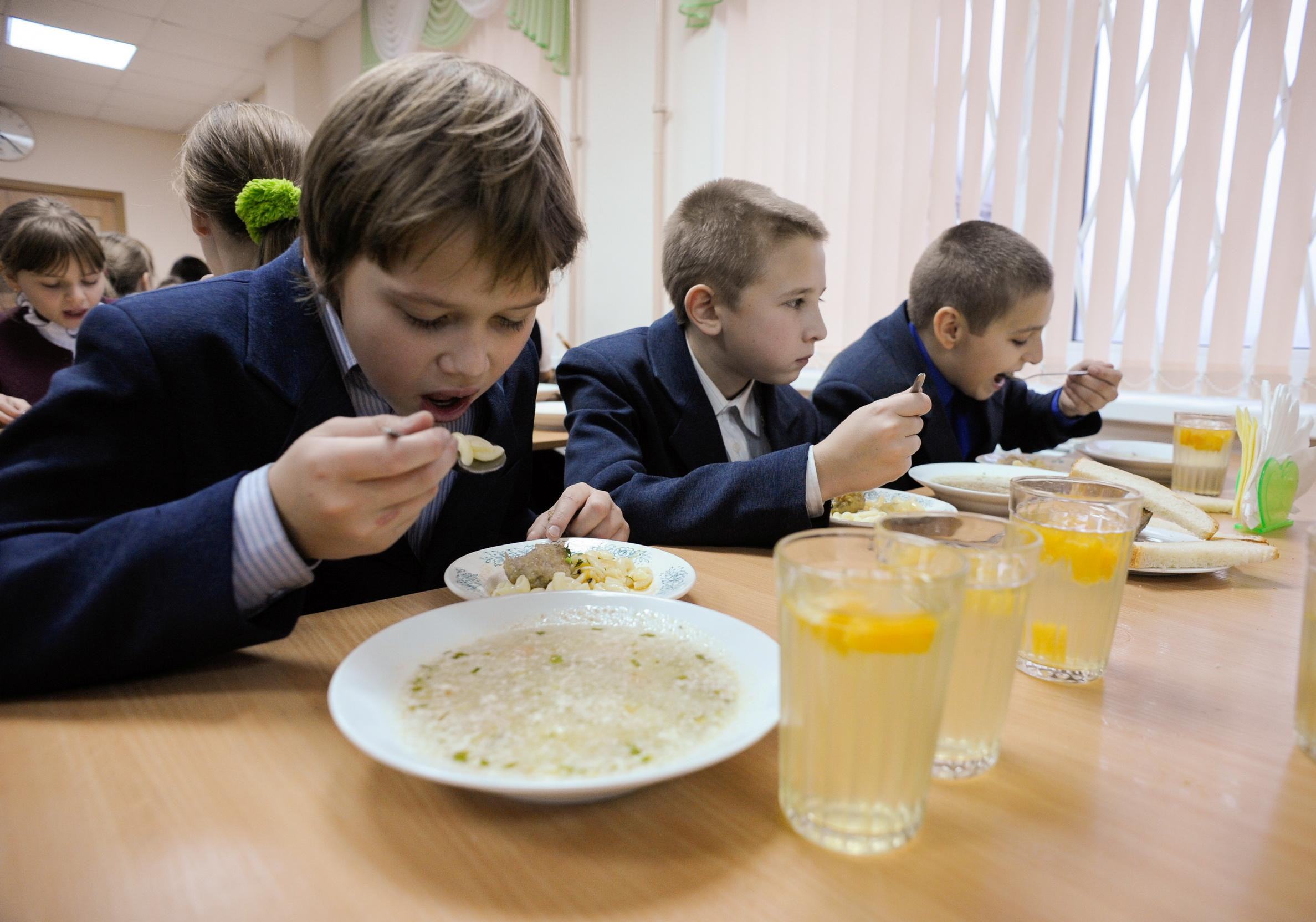 Украинским школьникам полностью изменят меню: что приготовят и кто будет кормить наших детей