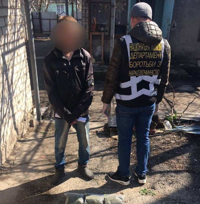 В Каховке полицейские задержали наркосбытчика с “товаром” на 200 тысяч гривен