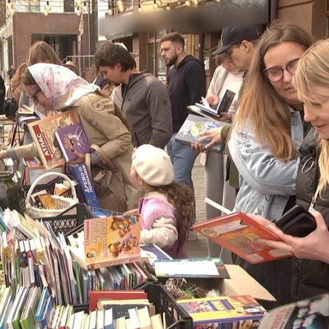 В Херсоне на благотворительной книжной ярмарке собирали средства для детей-сирот