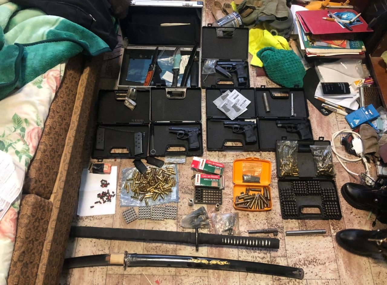 В Херсоне полицейские обнаружили схрон оружия и патронов в квартире местного жителя
