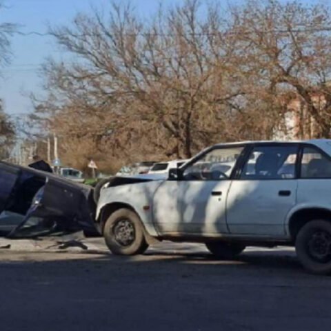 В Херсоне произошло ДТП: в результате столкновения автомобиль перевернулся на крышу