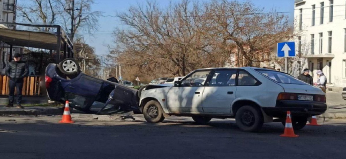 В Херсоне произошло ДТП: в результате столкновения автомобиль перевернулся на крышу