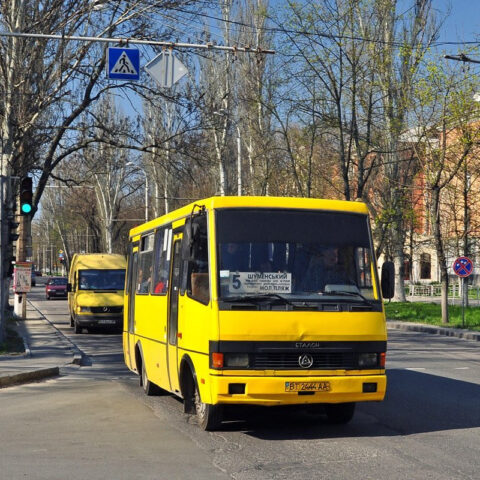 В Херсоне водитель маршрутки сбил девушку на остановке