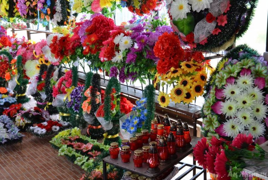 В Херсонской области собираются запретить приносить пластмассовые цветы на кладбище