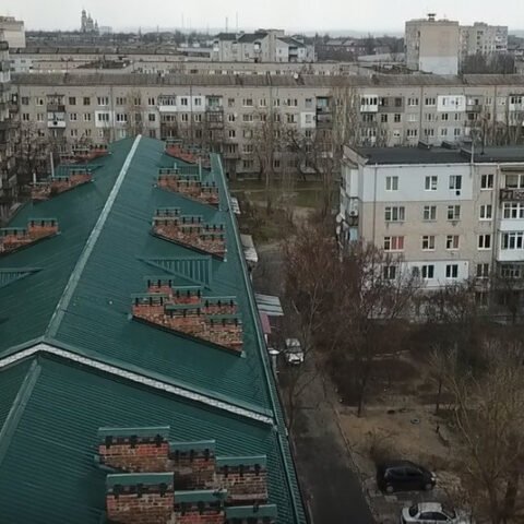 В Новой Каховке восстановили крышу после пожара в пятиэтажке