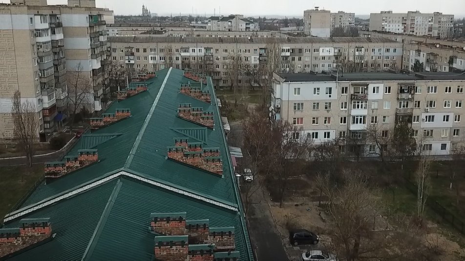 В Новой Каховке восстановили крышу после пожара в пятиэтажке