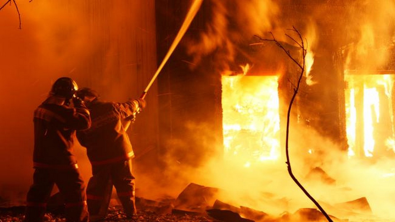В Новой Збурьевке несколько часов тушили пожар жилого дома