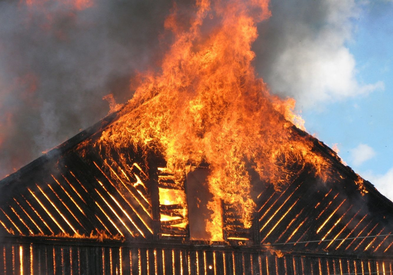 В одном из сел Высокопольского района ночью горели два дома
