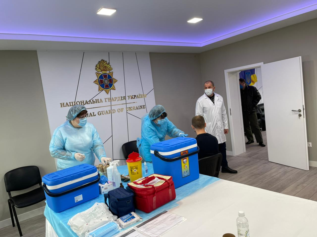 В Украине начали вакцинировать от COVID-19 сотрудников правоохранительных органов