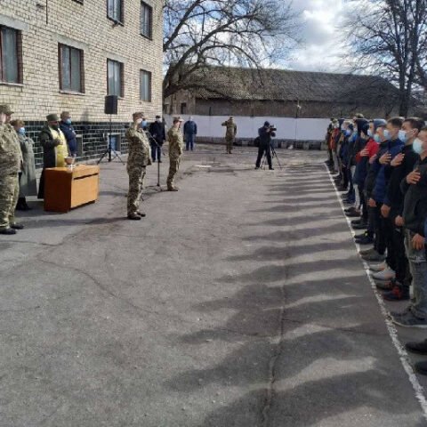 Весенний призыв: в Херсонской области на срочную службу торжественно провели первых 70 призывников