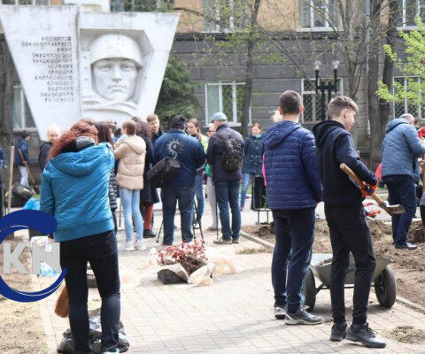 Запущенный сквер в центре Херсона не узнать — школьники организовали реновацию территории