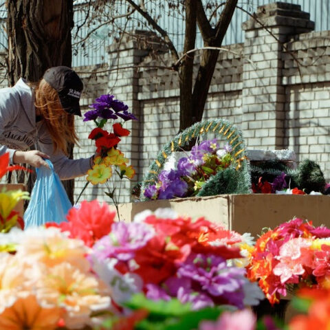 Жителей Олешек просят не нести на кладбище искусственные цветы