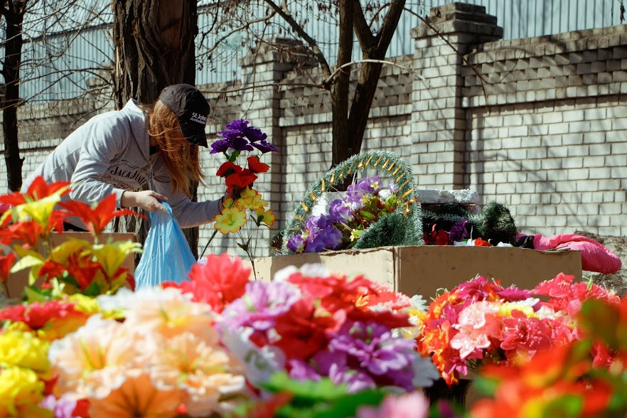 Жителей Олешек просят не нести на кладбище искусственные цветы
