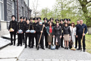 Курсанты и преподаватели ХГМА приняли участие в мероприятиях по уборке и благоустройству города