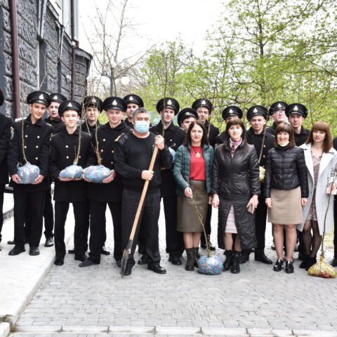 Курсанты и преподаватели ХГМА приняли участие в мероприятиях по уборке и благоустройству города